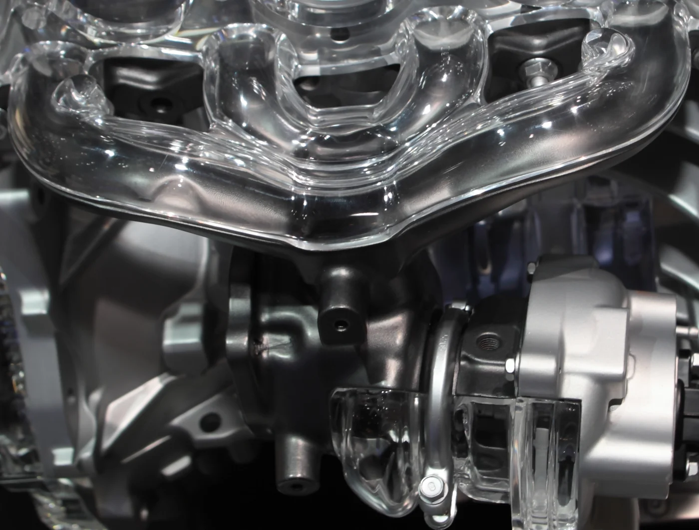 Installed twin-scroll turbocharger and divided exhaust manifold on a Hyundai turbocharged engine